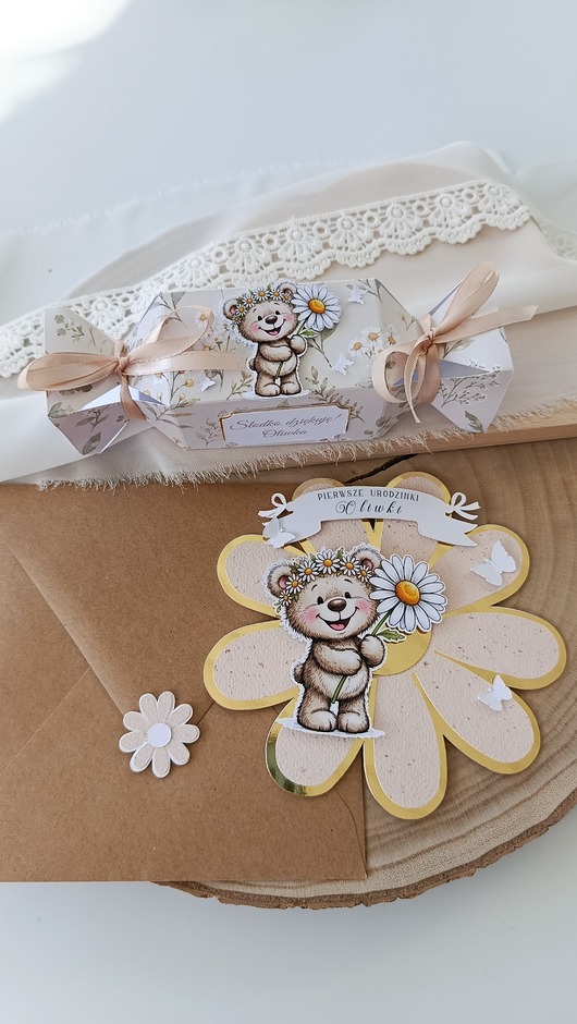 kartki scrapbooking MIŚ ZE STOKROTKĄ zaproszenie + podziękowanie