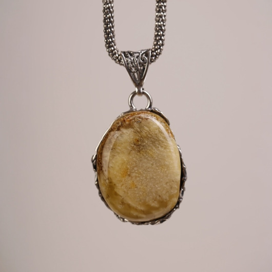 wisiory Wisiorek w srebrnej oprawie z naturalnym bursztynem bałtyckim