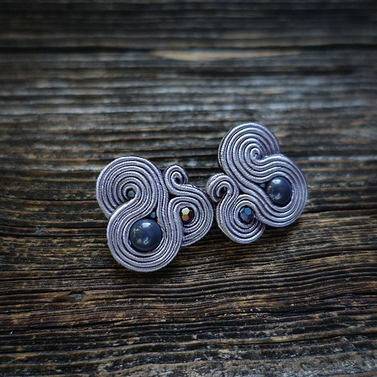 kolczyki soutache Małe , szare, eleganckie kolczyki sutasz