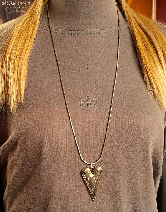 wisiory Podłużne mosiężne serce na długim łańcuszku oryginalny prezent  dla niej