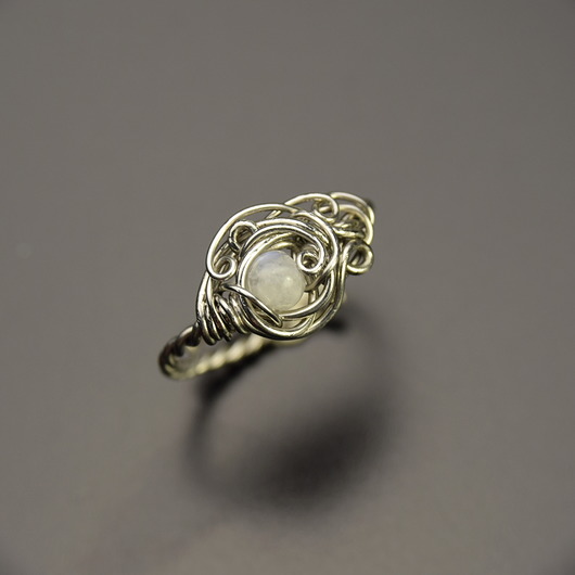 Pierścionek kamień księżycowy wire wrapping Agata Rozanska