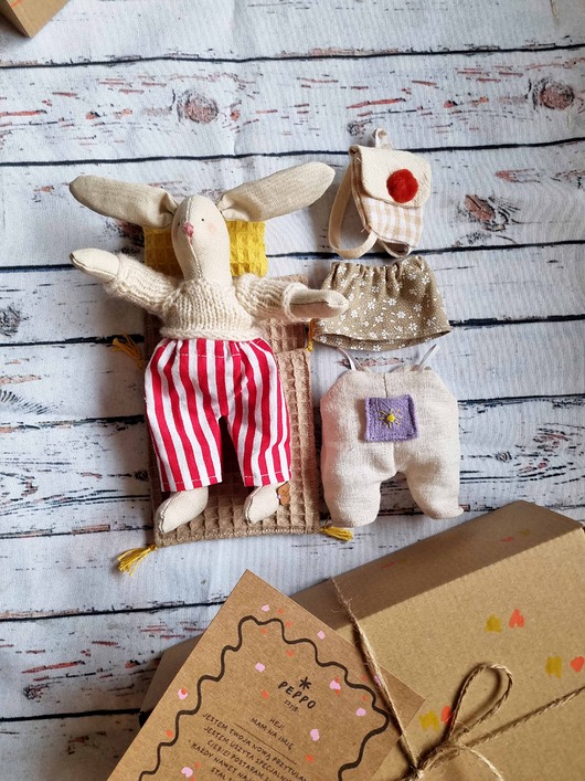 misie i maskotki Mała przytulanka w sweterku z akcesoriami.