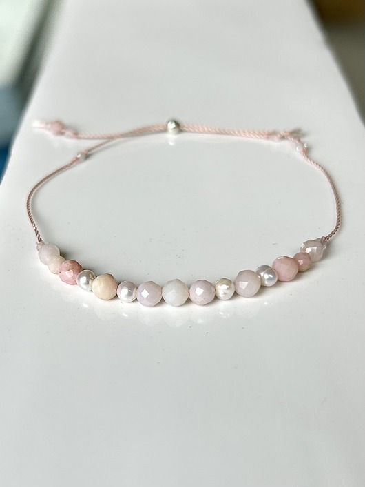 bransoletki na sznurku Różowa bransoletka z perłami Mademoiselle