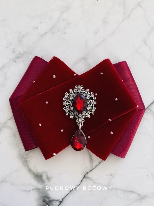 broszki Aksamitna Brosza z delikatnym kryształkiem