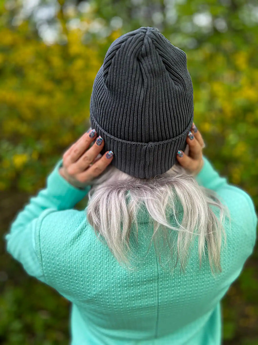 czapki damskie Bawełniana czapka beanie logo ekoskórka Ciemny szary