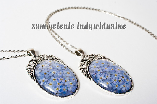 Owalny naszyjnik z żywicy z niezapominajkami So Jewelry