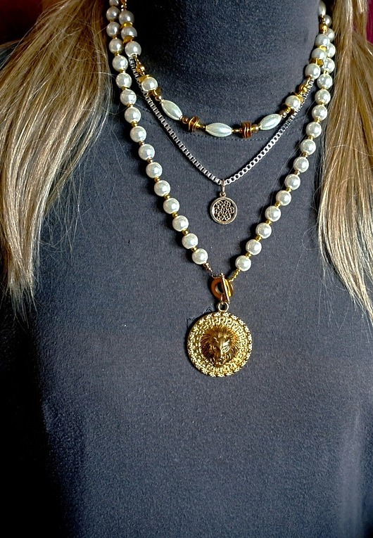 Biżuteria ślubna Perły i medalion z lwem w naszyjniku handmade, może na ślub? 3w1. WARTO