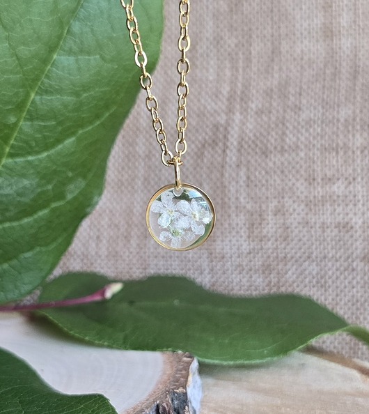 wisiory Mały wisiorek z białą niezapominajką prawdziwy kwiat