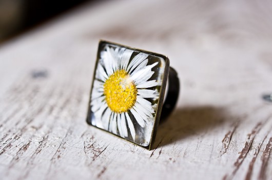 Pierścionek z żywicy ze stokrotką So Jewelry