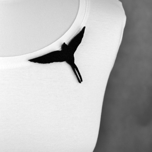 Broszka filcowa jaskółka szybująca felt label