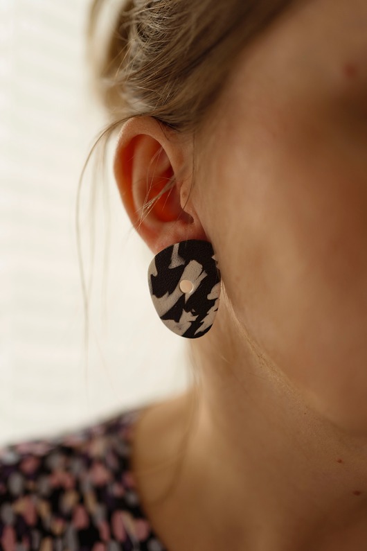 kolczyki z masy plastycznej Minimalistyczne sztyfty w organicznym kształcie