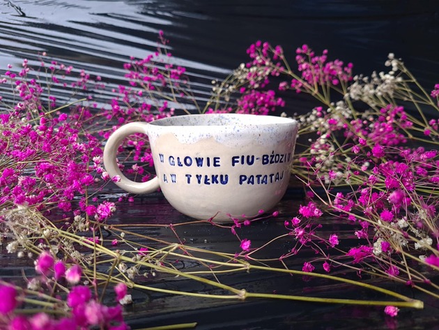 kubki Kubek ceramiczny z napisem "W głowie fiu-bżdziu, a w tyłku patataj"