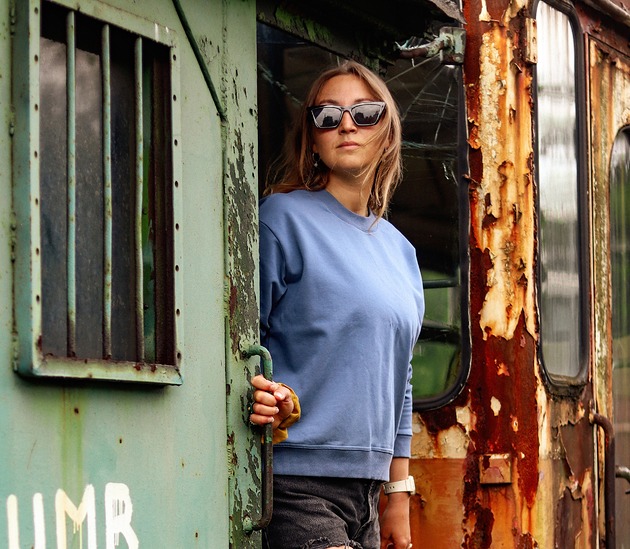 bluza bez kaptura damska SWEATSHIRT Rainy Sky Haft