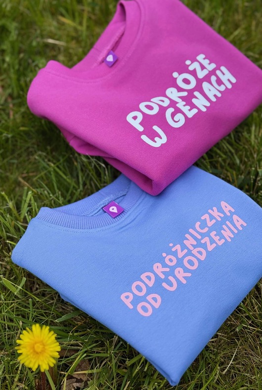 bluzy dla dziewczynki Bluza dziecięca PODRÓŻNICZKA OD URODZENIA - lawendowa