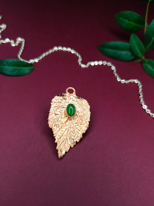 wisiory Liść Pokrzywy z Zielonym Jadeitem- ochrona i harmonia