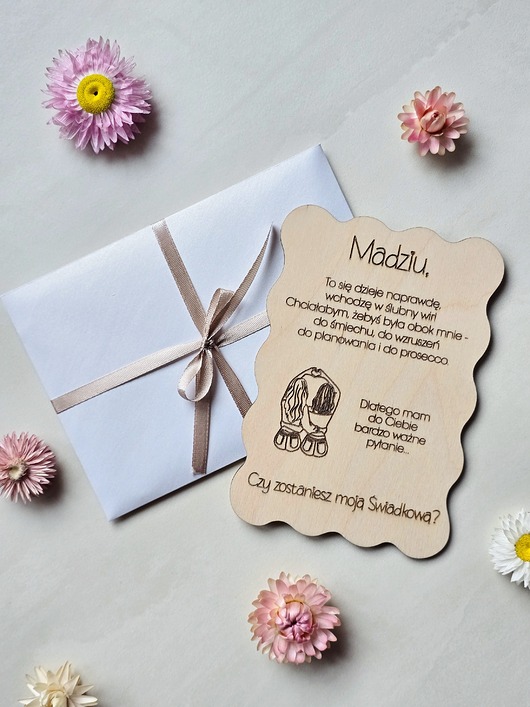 zaproszenia i kartki na ślub Personalizowana drewniana kartka z prośbą o świadkowanie