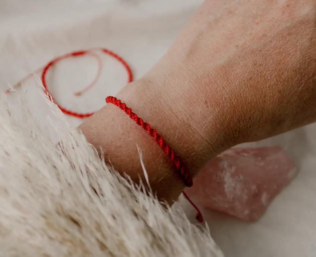 bransoletki na sznurku Bransoletka czerwona ochronna z hematytem