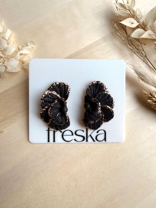 kolczyki z masy plastycznej Kolczyki Półkwiaty duże - czarne ze złotymi zdobieniami