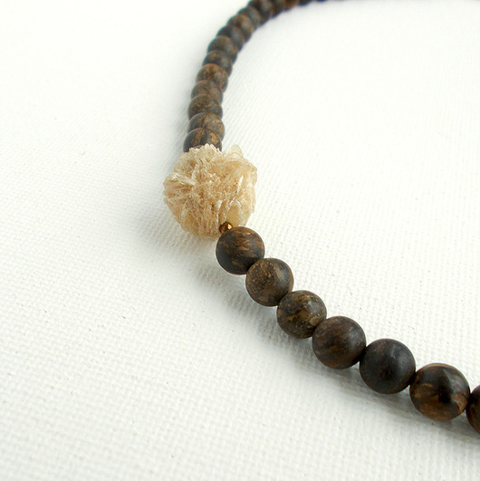 kolie Róża pustyni i bronzyt Naszyjnik z detalem
