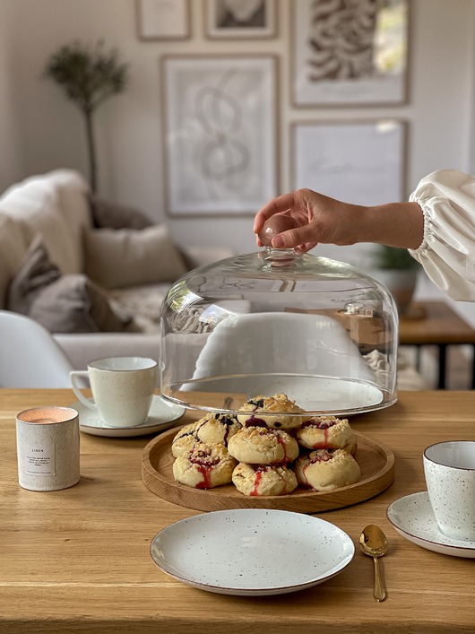 patery i talerze Duży klosz z drewnianą paterą na ciasto