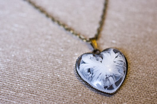Naszyjnik z żywicy w kształcie serca So Jewelry