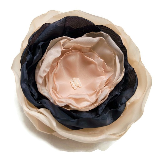 broszki Broszka beżowo czarna 10cm kwiat