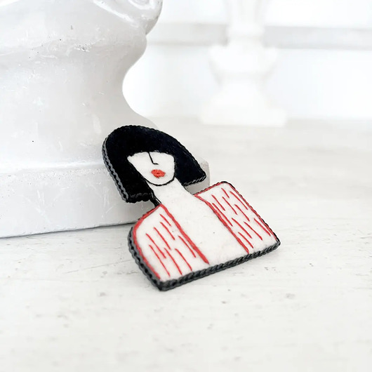 broszki Broszka LADY 9 ręcznie haftowana przypinka