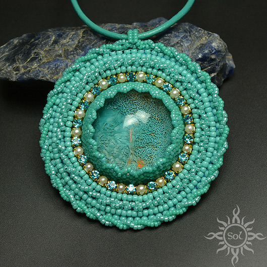 wisiory Vellam, wisior z żywicą, haft koralikowy, beading