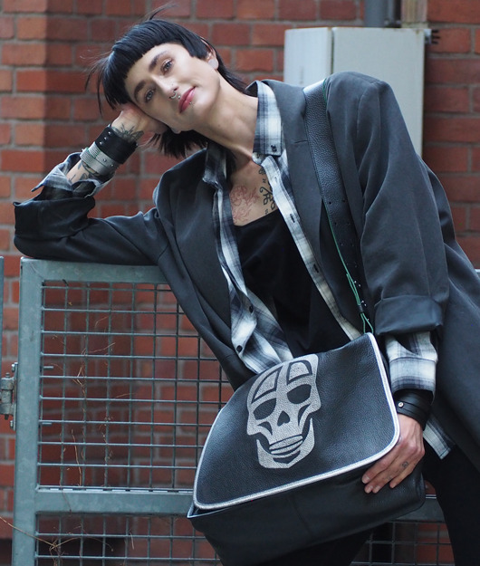 torby na ramię Duża torba skórzana z motywem czaszki na klapie i z paskiem z łańcuszkiem