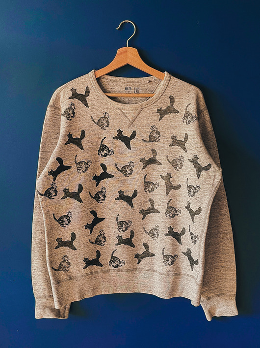 bluza bez kaptura damska Bluza z autorskim printem w biegnące koty M
