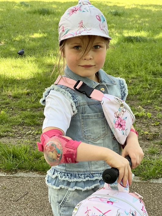 czapki dziecięce BAWEŁNIANA CHUSTA NA GŁOWĘ Z USZTYWNIANYM DASZKIEM " Chmury dla dziewczynek"