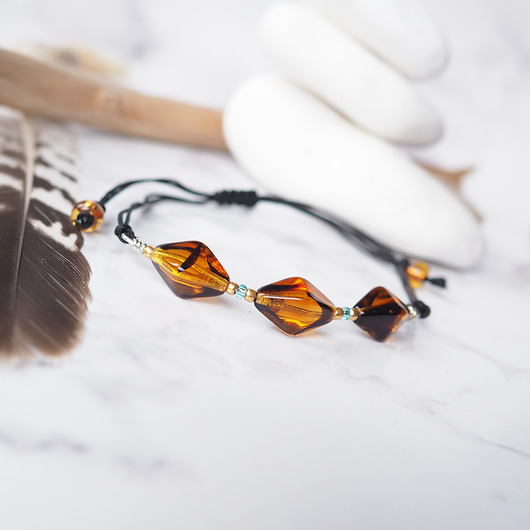 bransoletki na sznurku AMBER GLASS - interesująca bransoletka z regulacją