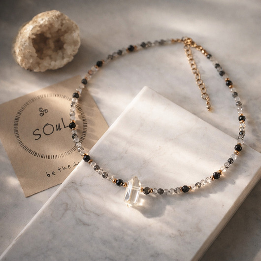 chokery Naszyjnik - choker "Protection" z kryształem górskim