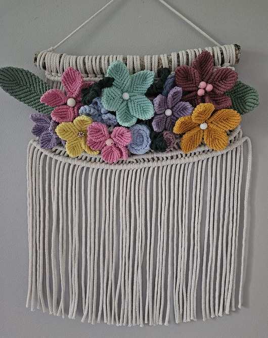 Ozdoby na ścianę Makrama ścienna w stylu boho, ozdobiona kolorowymi kwiatami
