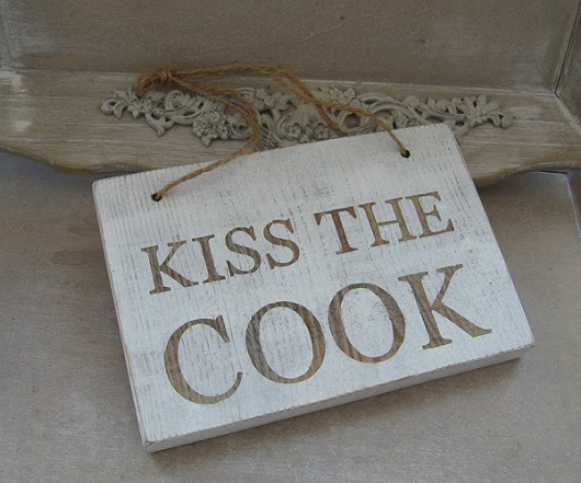 Tabliczka Kiss the Cook scarllet art