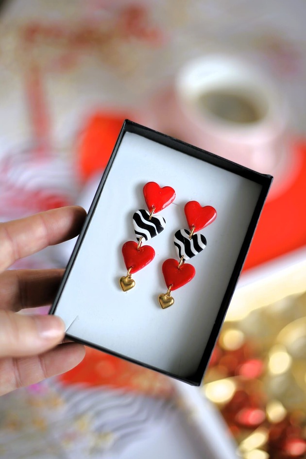kolczyki z masy plastycznej Walentynkowe kolczyki serduszka FALOVANIE