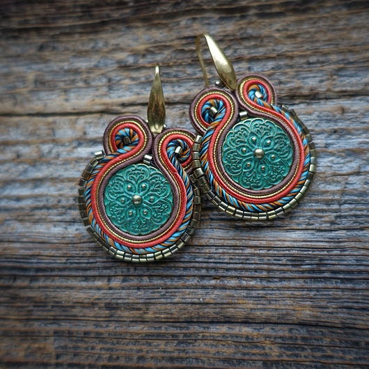 kolczyki soutache Małe kolczyki sutasz z ozdobnym guzikiem