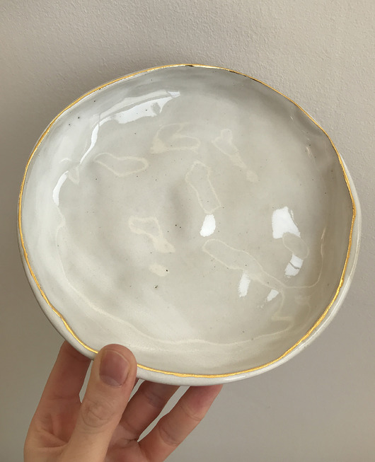 Ceramiczny rustykalny biały talerz ELEMTHEBRAND