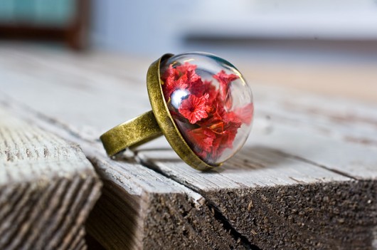 Pierścionek z czerwonymi kwiatkami So Jewelry
