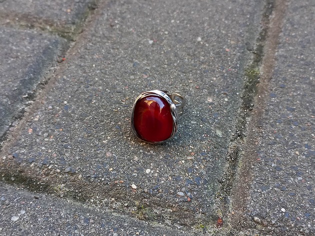 Na czerwono- pierścionek regulowany po drugiej stronie lustra