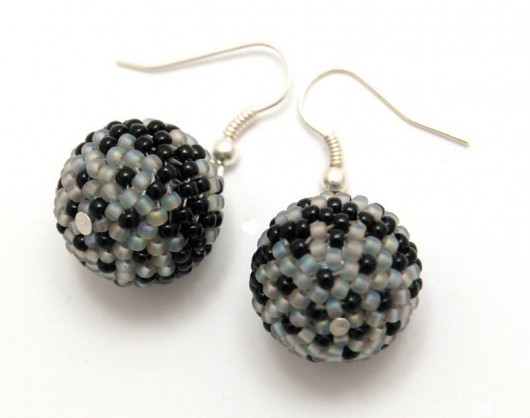 Kolczyki beaded balls szaro-czarne MadeByInati