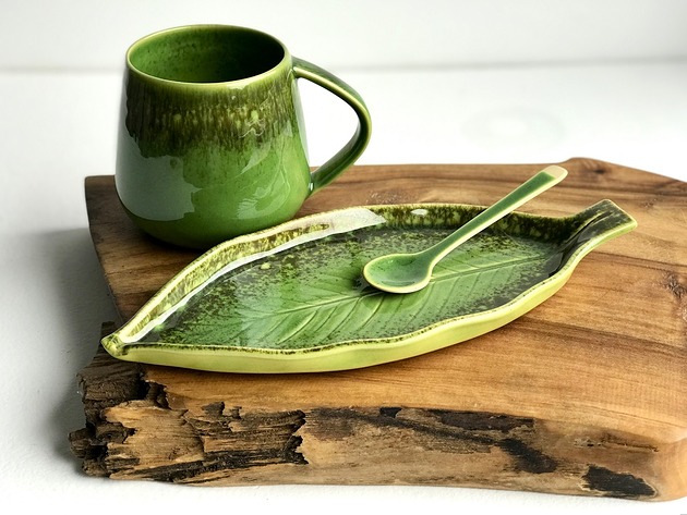 kubki Zielony kubek ceramiczny z talerzykiem LIŚĆ