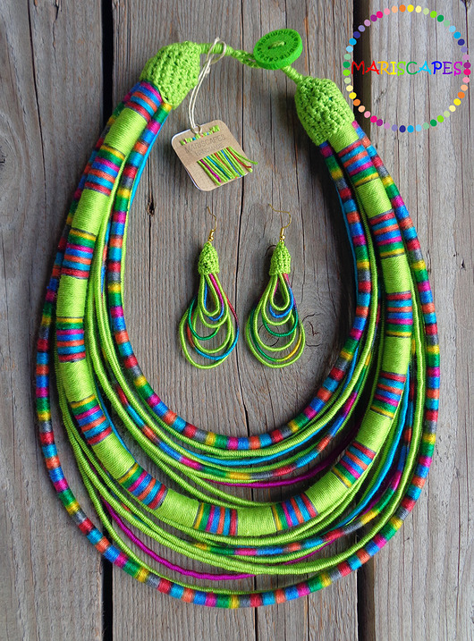 naszyjniki - inne KOMPLET - Jedwabna masajka "Rainbow & Lime" + kolczyki