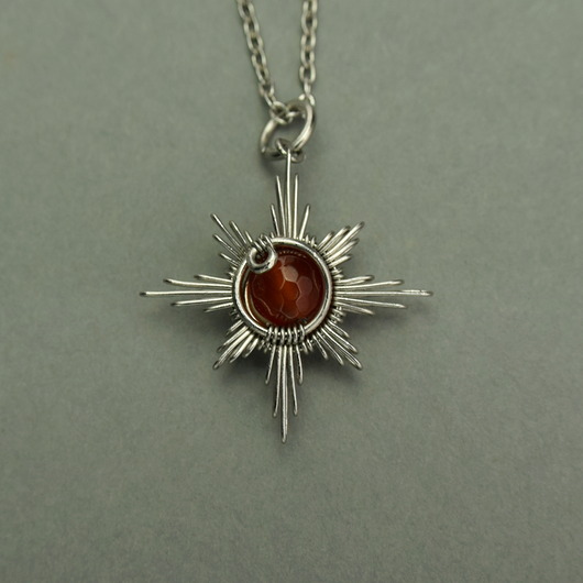 wisiory Mały wisiorek róża wiatrów czerwony karneol wire wrapping