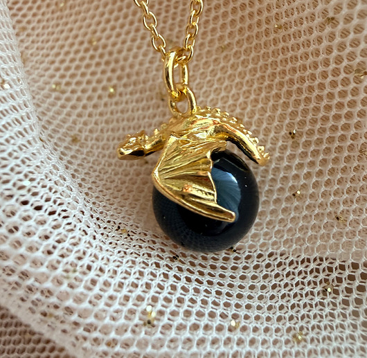 złote naszyjniki Naszyjnik  ze smokiem  i perłą, złoty smok  na wakacje