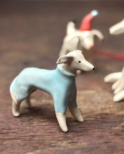 figurki i rzeźby Figurka ceramiczna Charcik w kubraczku