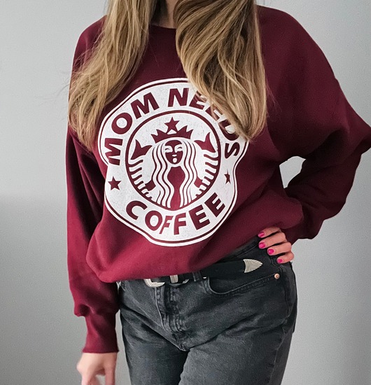 bluza bez kaptura damska Bordowa Damska  Bluza oversize MOM NEEDS COFFEE