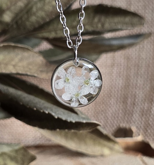 wisiory Zawieszka z unikatowymi białymi niezapominajkami