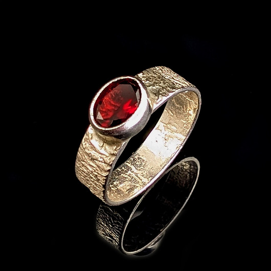pierścionki srebrne Pierścionek granat w srebrnej korze
