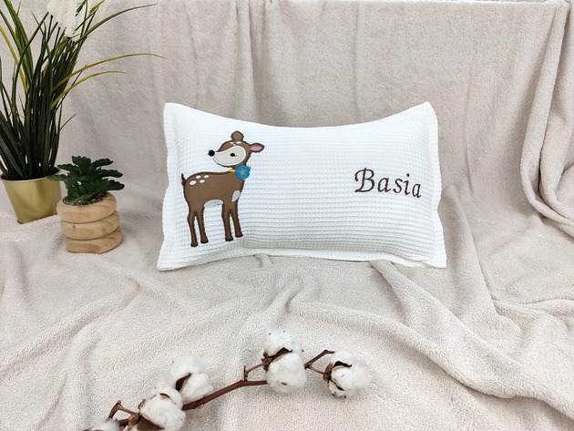 poduszki do pokoju dziecka Personalizowany prezent dla dziecka - imienna poduszka z sarenką
